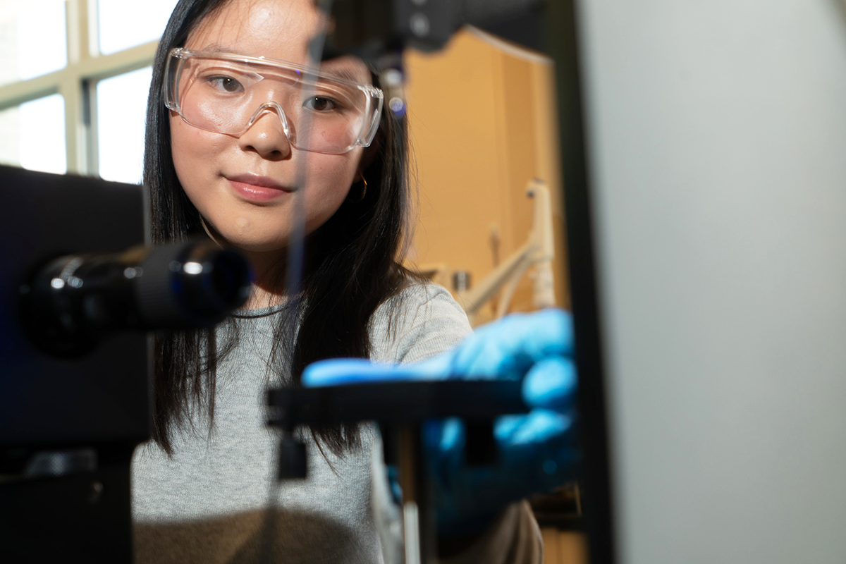 ChemE undergraduate students work in lab at CMU's Doherty Hall