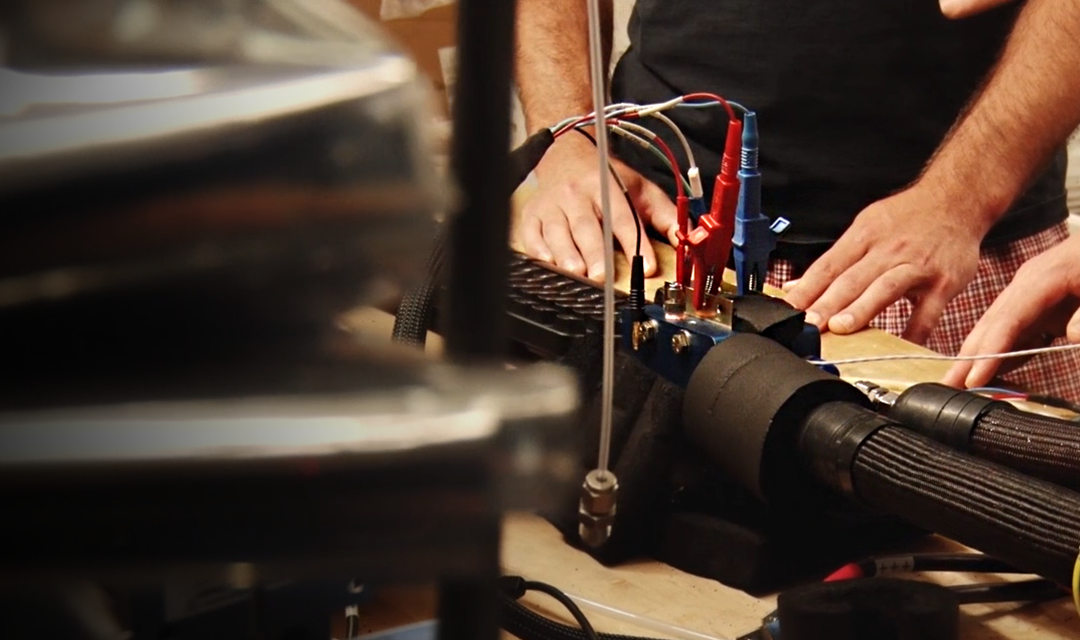 Shawn Litster and student conduct fuel cell research