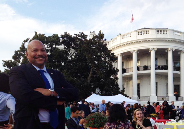 A man standing in front of the white house.