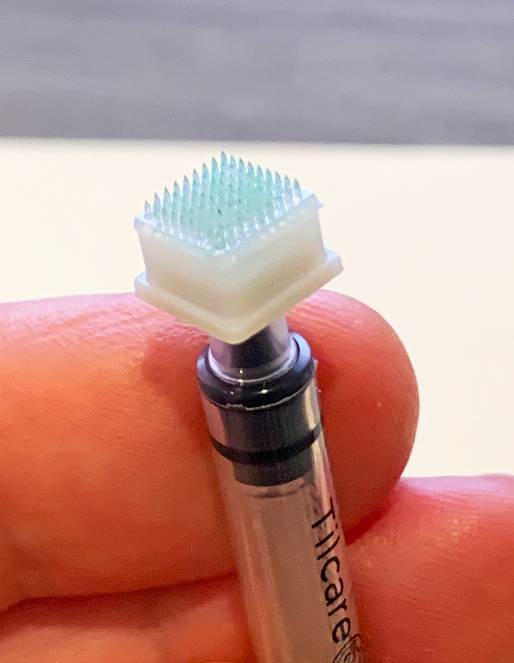 Syringe that delivers drugs into the skin