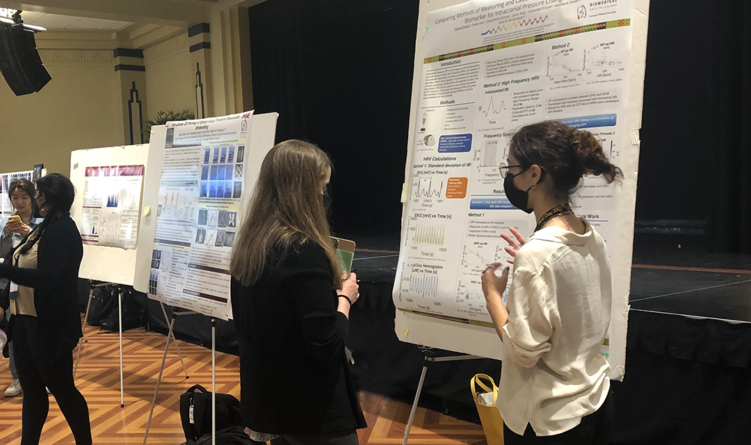 Zeynep Ozkaya presenting her poster and research to another female student