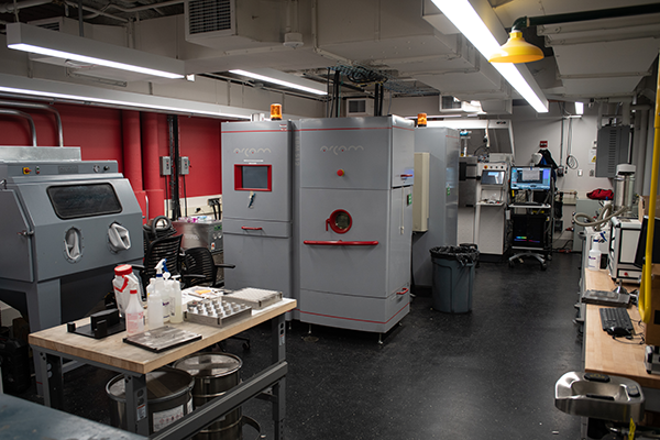 Hammerschlag Hall additive lab with multiple 3D printers